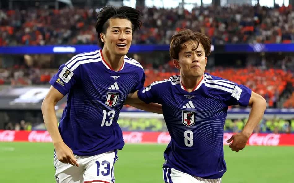 Keito Nakamura (13) e Takefusa Kubo comemoram o primeiro gol do Japão no empate contra a Holanda 