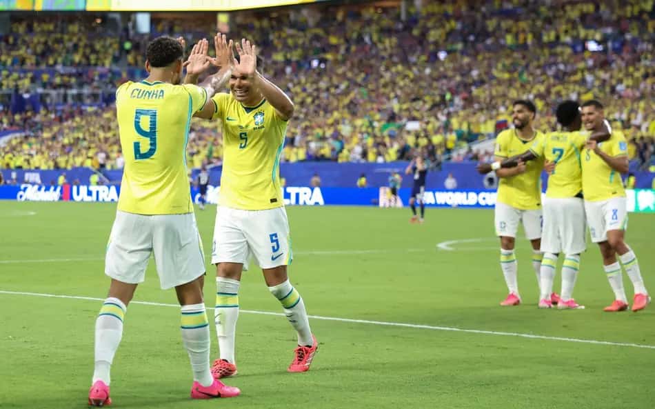 Jogadores do Brasil comemoram gol contra a Escócia na Copa do Mundo de 2026