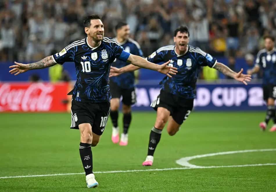 Messi comemora de braços abertos gol marcado pela Argentina sobre a Jordânia na Copa do Mundo