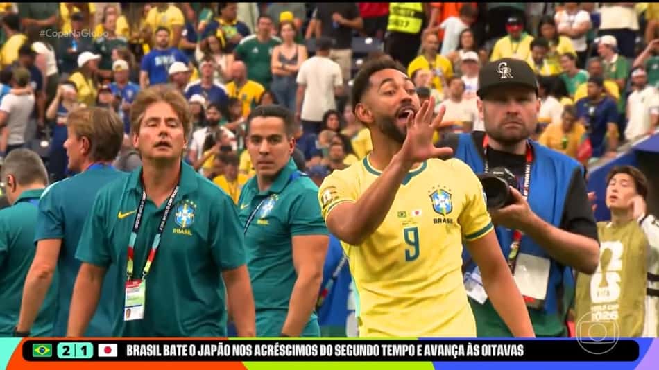 Matheus Cunha provoca os jogadores do Japão no fim da partida, e faz gestos com o número cinco em alusão ao penta do Brasil