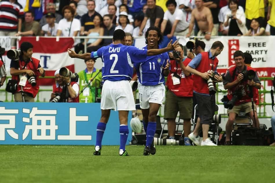 Virada da Seleção Brasileira sobre a Inglaterra veio dos pés de Ronaldinho Gaúcho