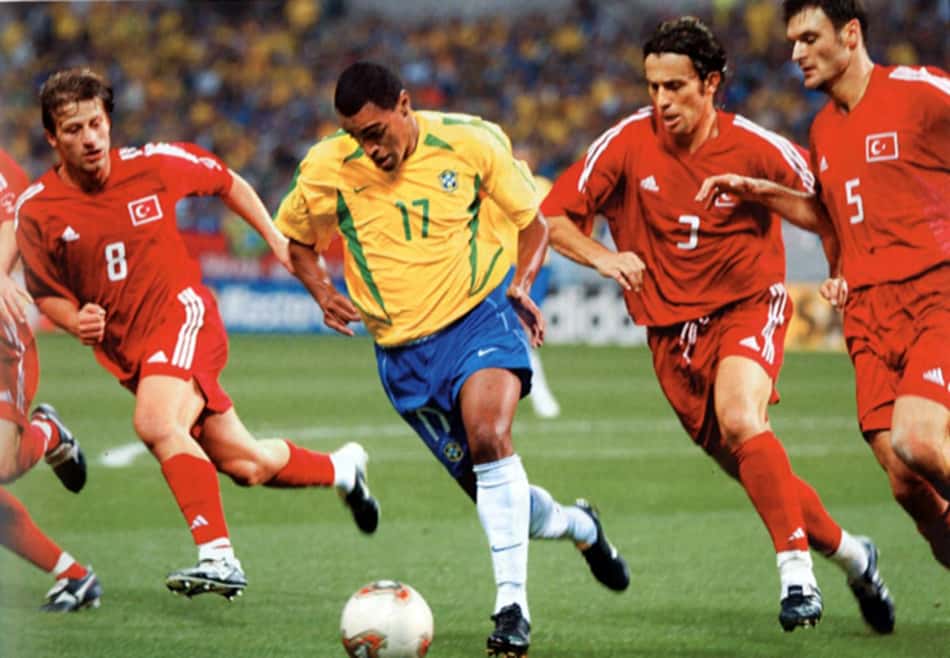 Denílson conduz a bola cercado por quatro jogadores da Turquia na semifinal da Copa que terminaria com o penta do Brasil