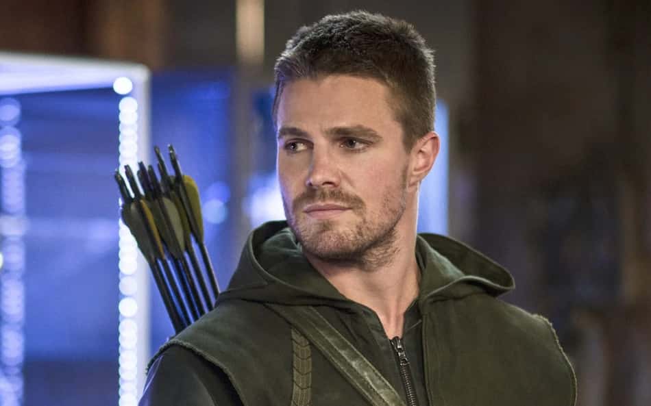 Stephen Amell como Oliver Queen em cena de Arrow