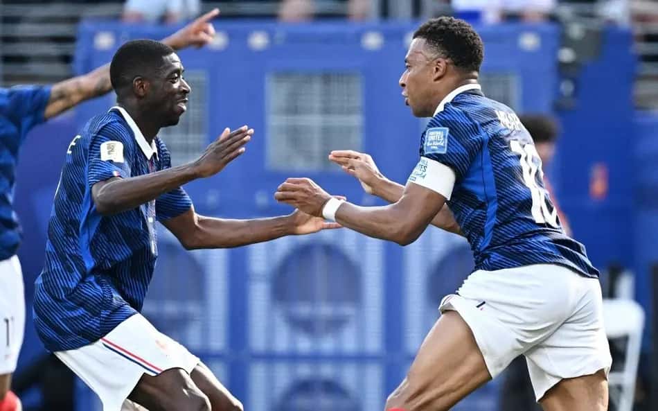 Mbappé e Dembelé comemoram o primeiro gol da França sobre a Suécia