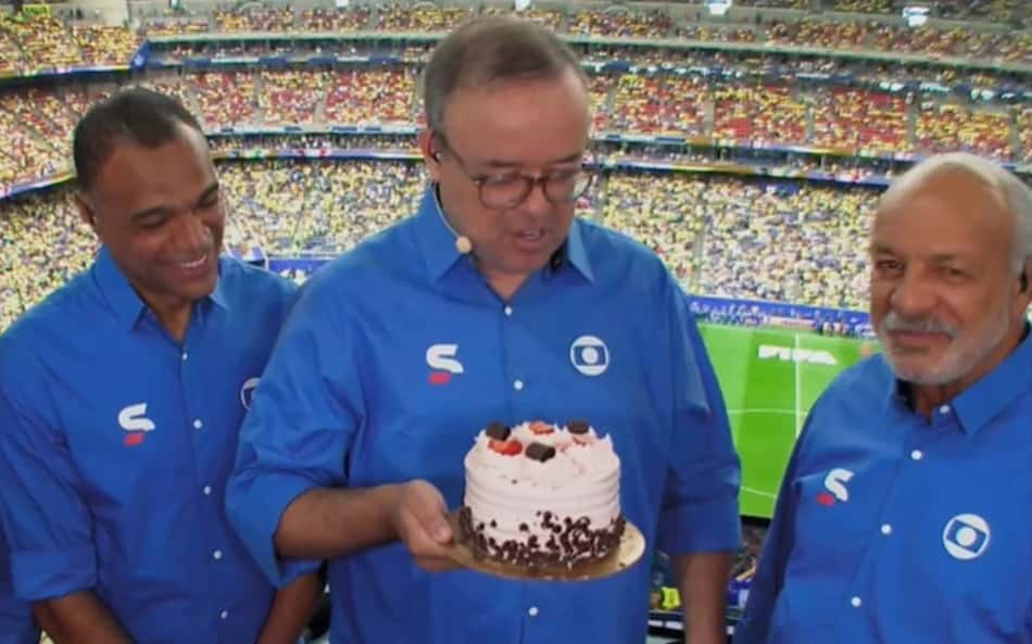 Everaldo Marques leva bolo para transmissão da Globo para o aniversário de Maestro Júnior