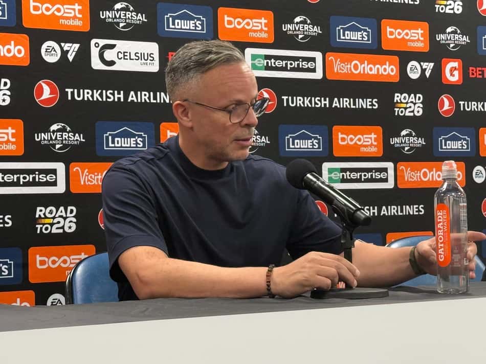 Treinador do Marrocos, Mohamed Ouabi, em coletiva de imprensa (Foto: Márcio Iannacca / Lance!)