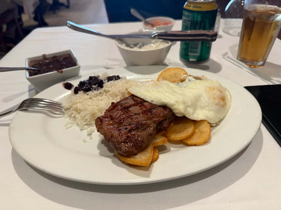 Comida brasileira e guaraná em Nova York (Foto: Márcio Iannacca / Lance!)