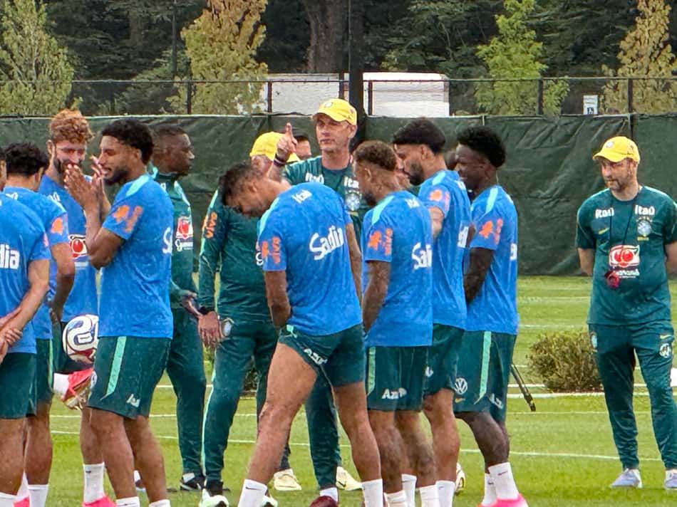 Ancelotti conversa com os jogadores da Seleção (Foto: Márcio Iannacca / Lance!)