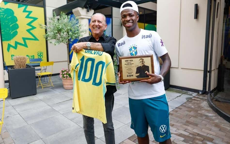 Vini Jr e Galvão Bueno trocam homenagens após gol histórico