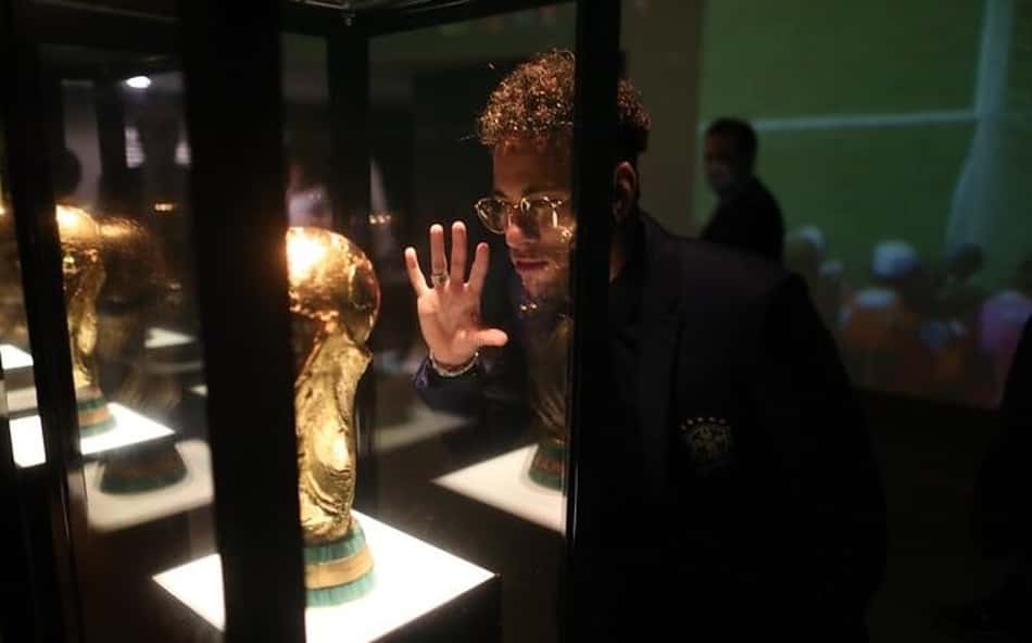 Neymar - Taça da Copa do Mundo
