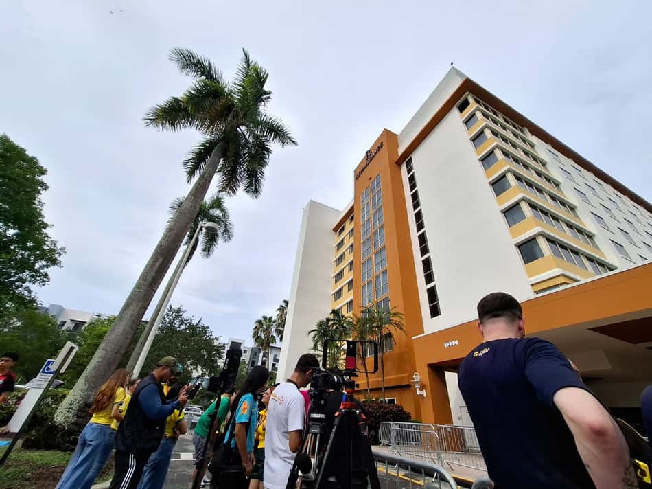 Imprensa na porta do hotel à espera da delegação do Brasil após o atraso no voo para Miami