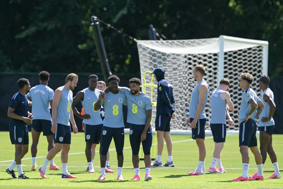 Treinamento da seleção da Inglaterra antes da estreia na Copa do Mundo, contra a Croácia (Foto: Juan MABROMATA / AFP)