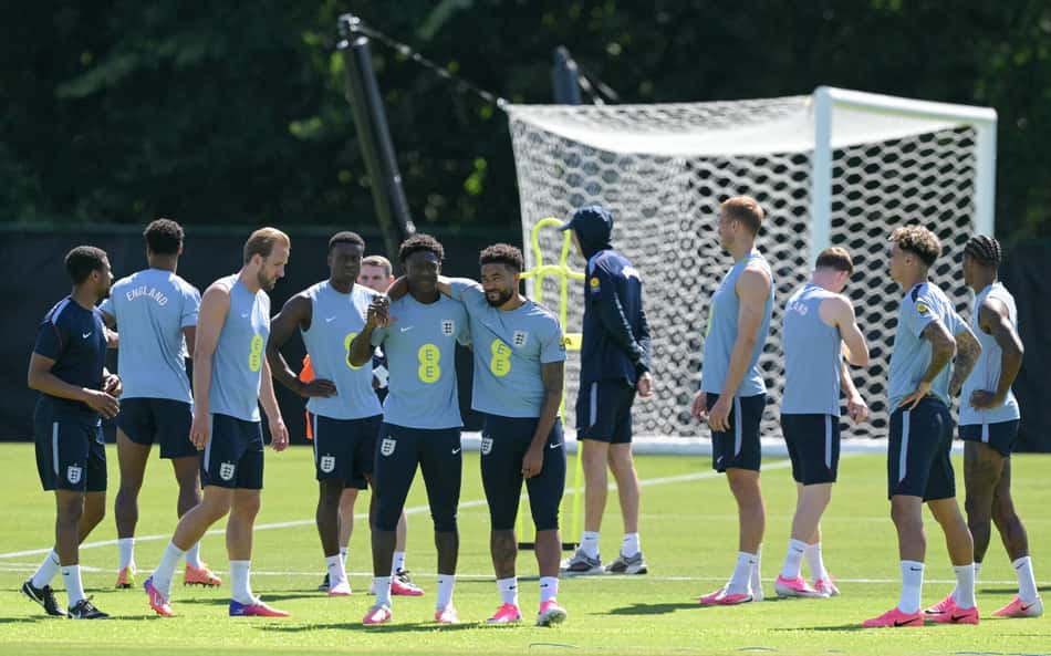 Treinamento da seleção da Inglaterra antes da estreia na Copa do Mundo, contra a Croácia (Foto: Juan MABROMATA / AFP)