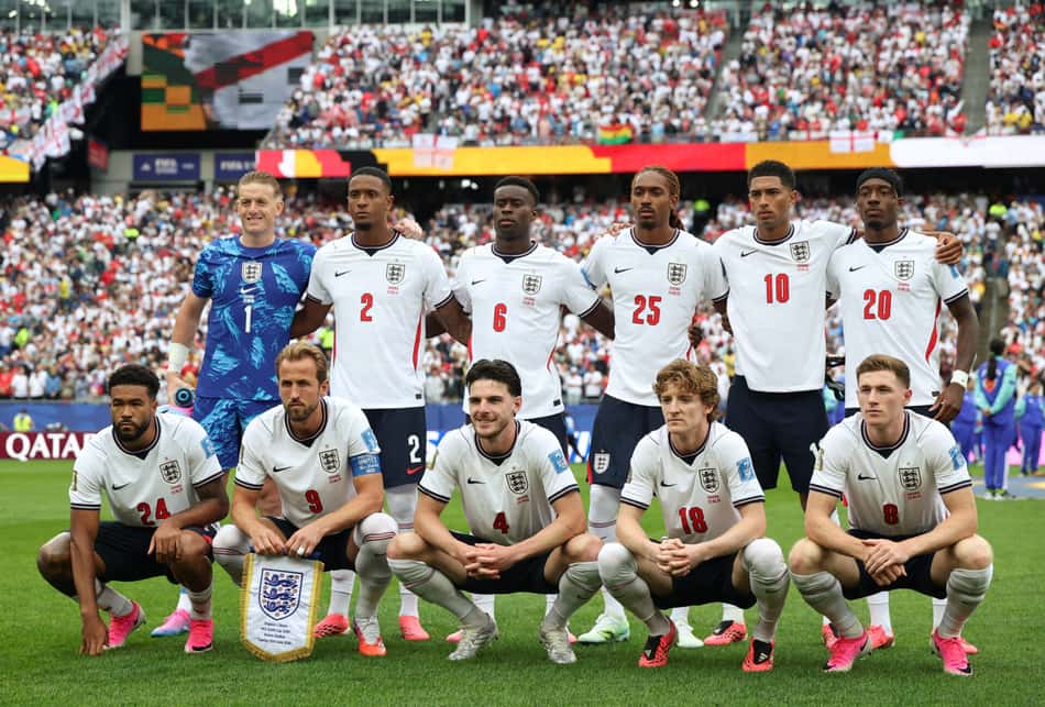 Time da Inglaterra perfilado antes de encarar Gana pela Copa do Mundo