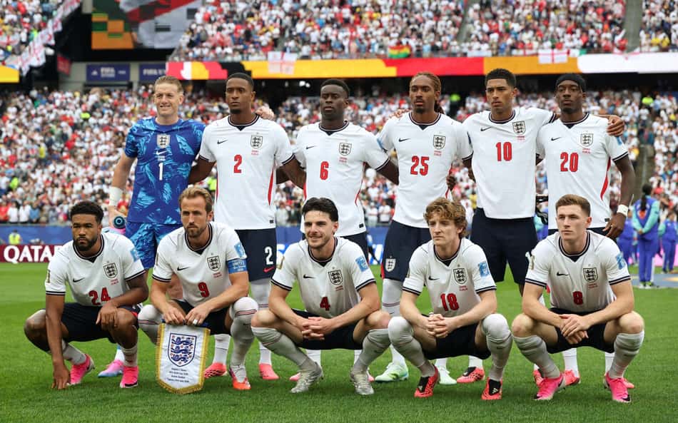 Time da Inglaterra perfilado antes de encarar Gana pela Copa do Mundo