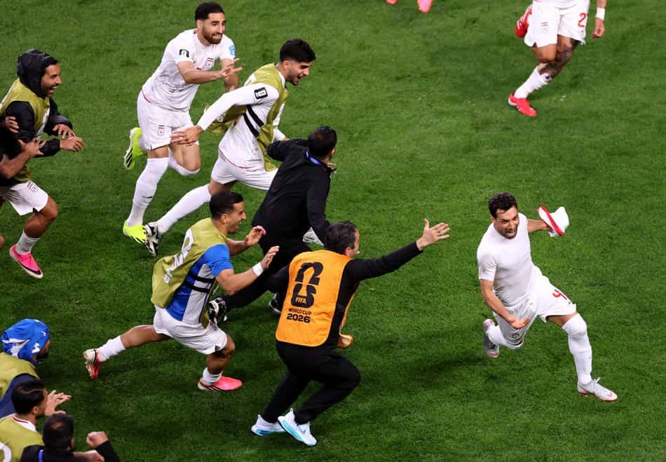 Jogadores do Irã comemoram gol que logo depois foi anulado pelo VAR