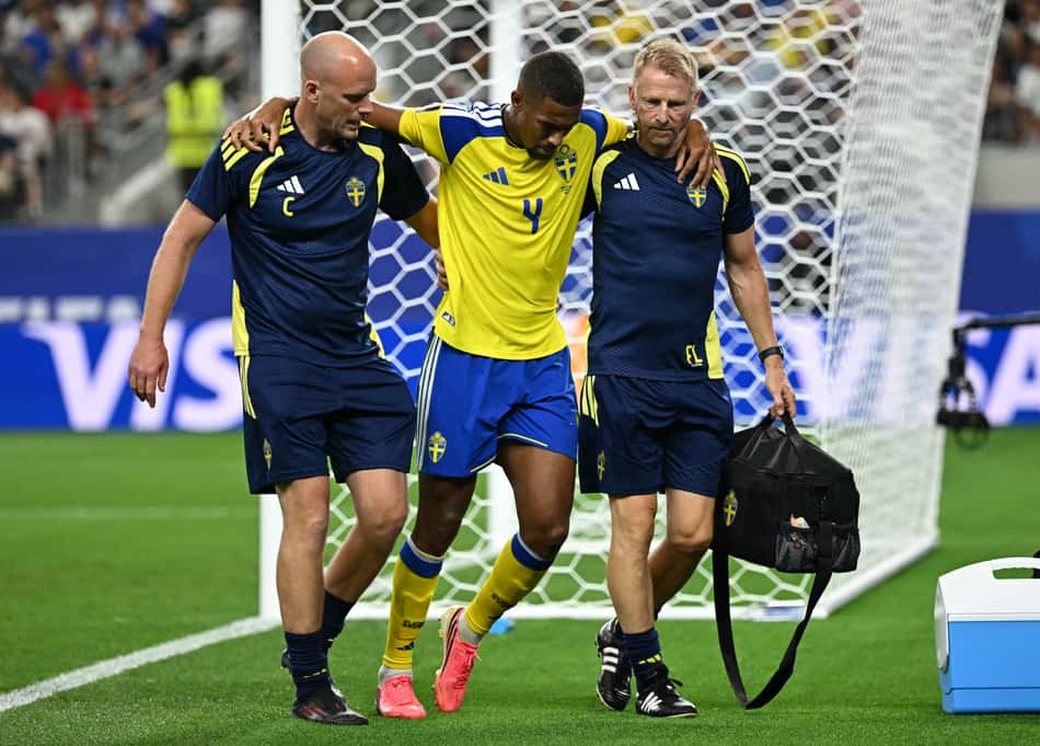 Isak Hien sai de campo carregado pelos médicos da Suécia na partida contra o Japão na Copa do Mundo