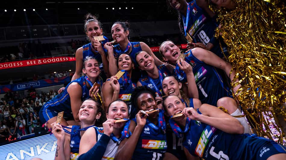 Jogadoras da Itália posam com medalha do primeiro título da VNL (Foto: Volleyball World)
