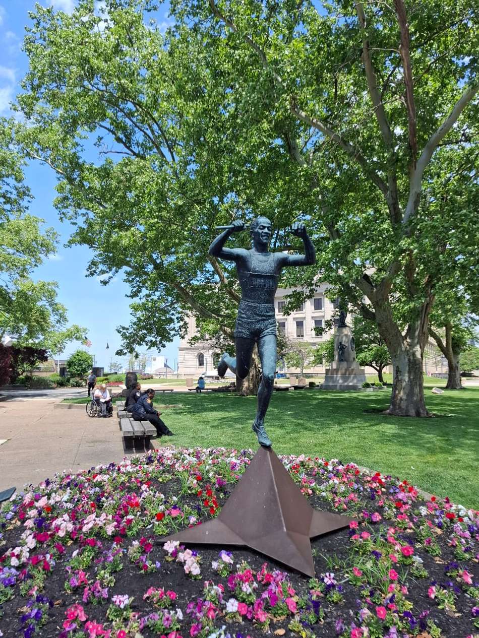 Estátua de Jesse Owens perto do Huntington Field: estádio em Cleveland sediará Brasil x Egito