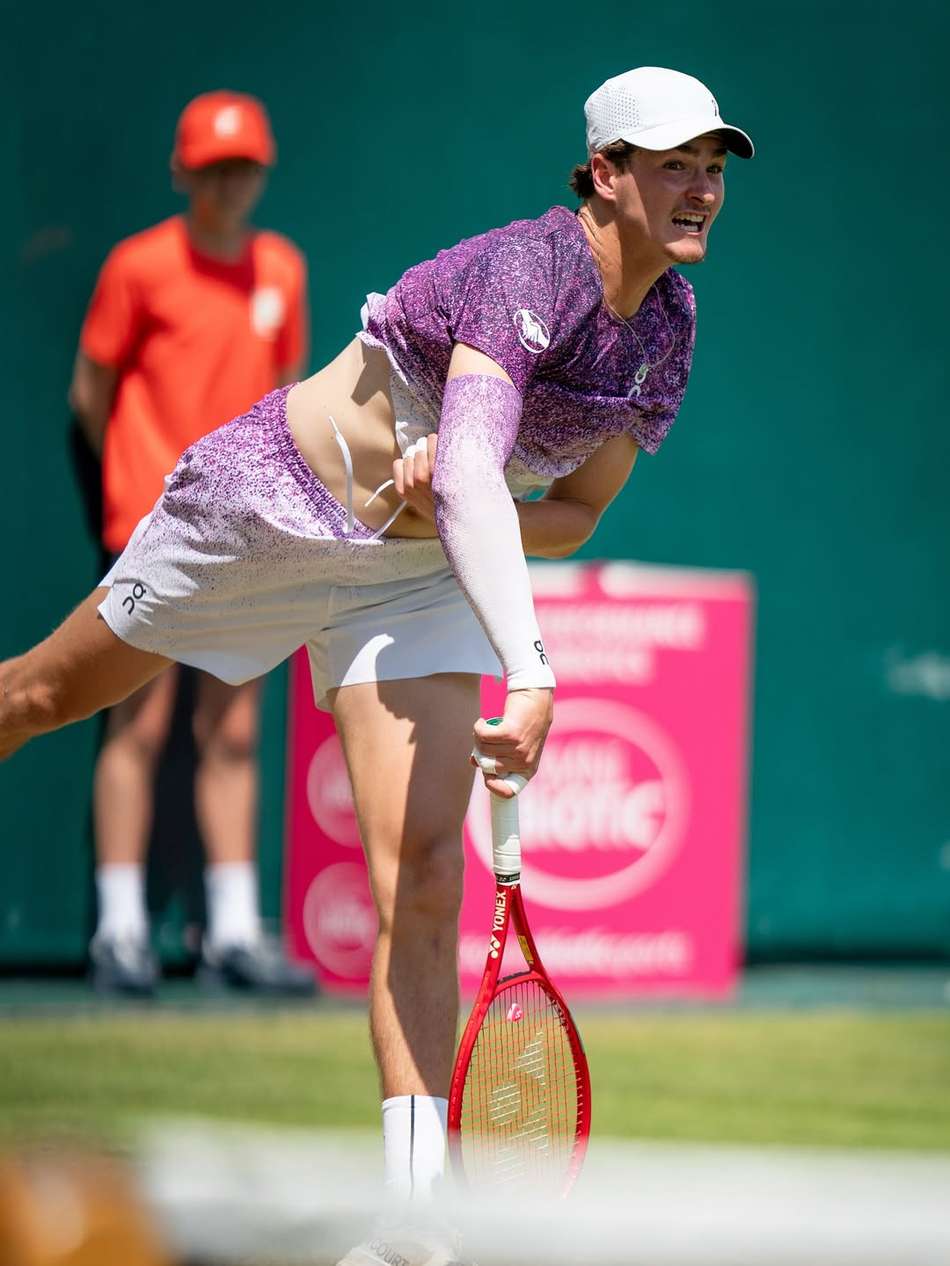João Fonseca em ação durante o ATP 500 de Halle