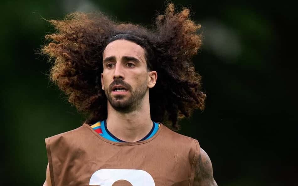 Cucurella reage ao famoso corte de Ronaldo na Copa de 2002: 'Horrível, mas mítico'