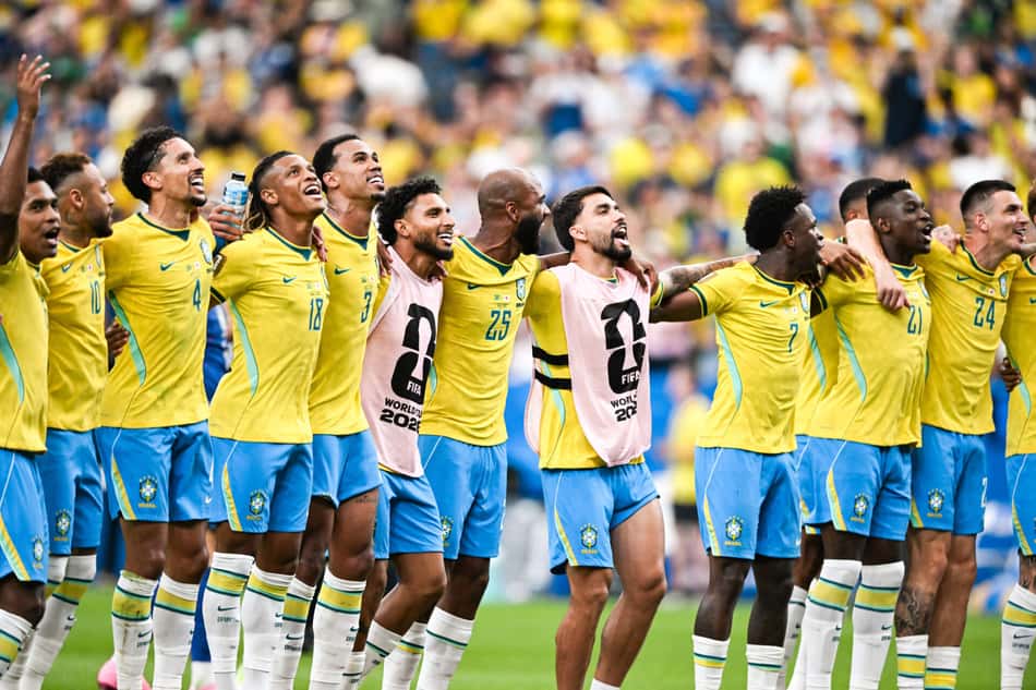 Jogadores do Brasil abraçados depois de vencer o Japão