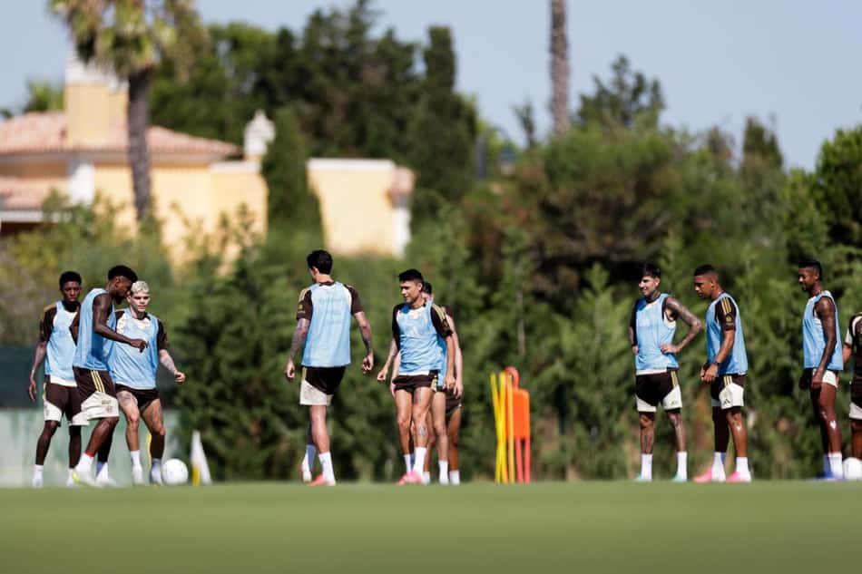 Jogadores do Flamengo durante treino em resort em Portugal