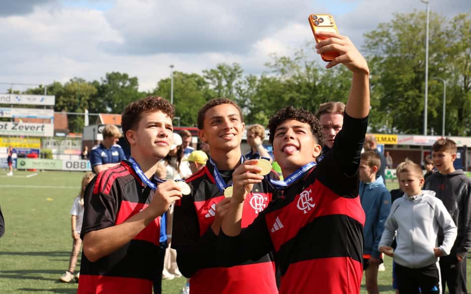 Jogadores do Flamengo celembra título na base (Foto: Divulgação/Flamengo)