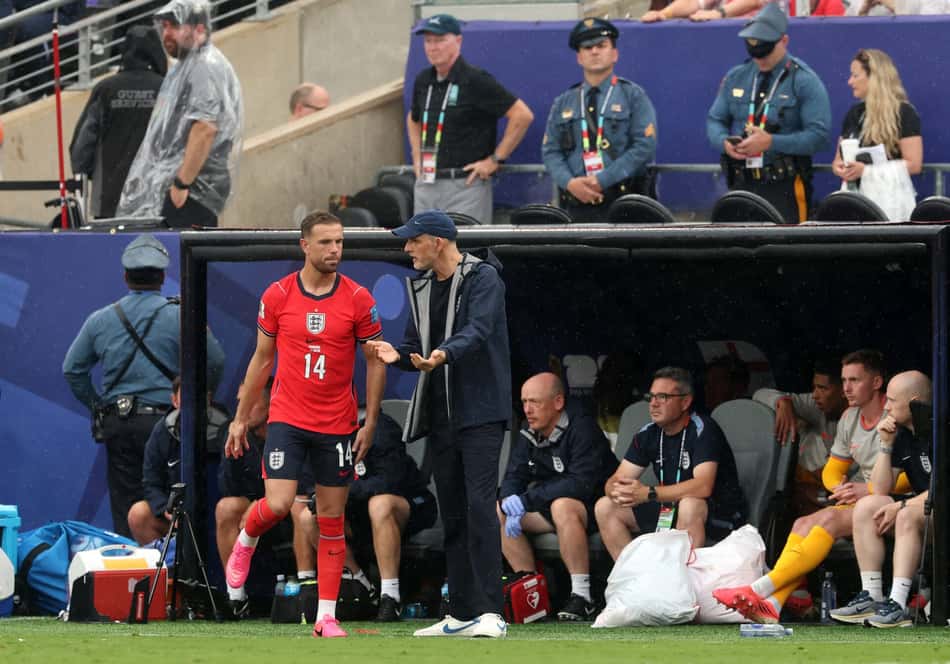 Jordan Henderson recebe instruções de Thomas Tuchel em Inglaterra x Panamá, pela Copa do Mundo