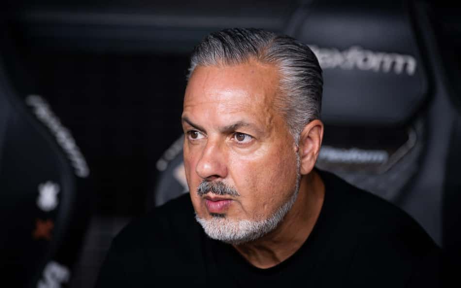 José Boto, dirigente do Flamengo, com expressão série, de camisa preta