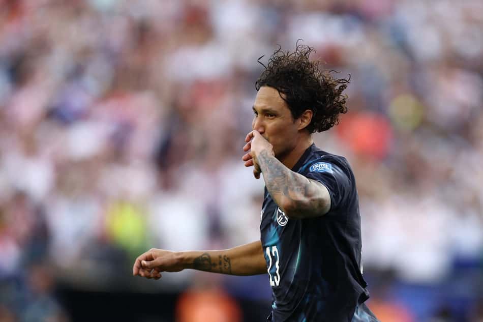 De camisa azul escura, José Canale beija os dedos da mão esquerda e comemora o gol da classificação do Paraguai na Copa do Mundo