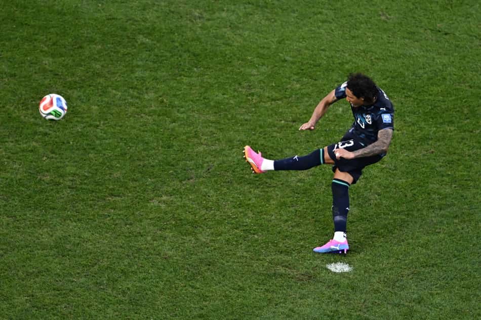 De camisa azul escura, José Canale, com a perna esquerda, bate o pênalti da classificação do Paraguai na Copa do Mundo