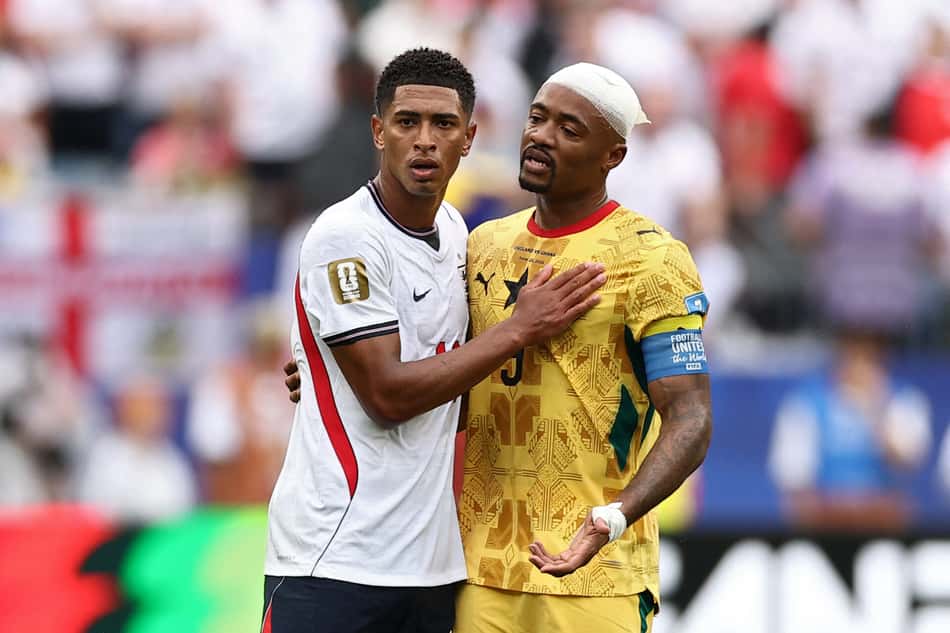 Jude Bellingham, da Inglaterra, cumprimenta Jordan Ayew, de Gana, pela Copa do Mundo