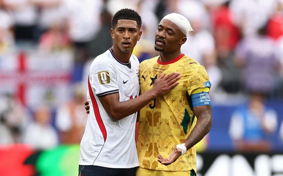 Jude Bellingham, da Inglaterra, cumprimenta Jordan Ayew, de Gana, pela Copa do Mundo