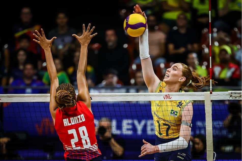 Julia Bergmann ataca em Brasil x Repúblicana na primeira semana da VNL 2026, (Foto: Volleyball World)