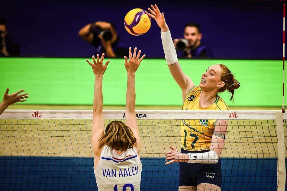 Julia Bergmann ataca em Brasil x Holanda pela VNL 2026 (Foto: Volleyball World)