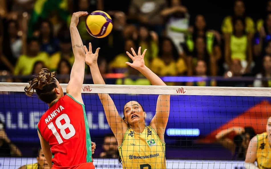Julia Kudiess bloqueia em Brasil x Bulgária pela semana 1 da VNL 2026 (Foto: Volleyball World)