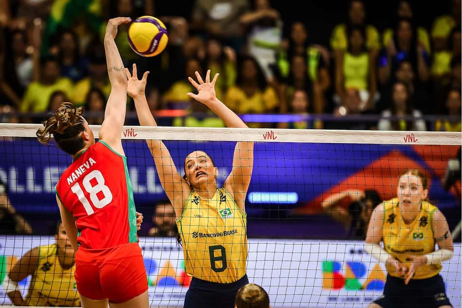 Julia Kudiess bloqueia em Brasil x Bulgária pela semana 1 da VNL 2026 (Foto: Volleyball World)