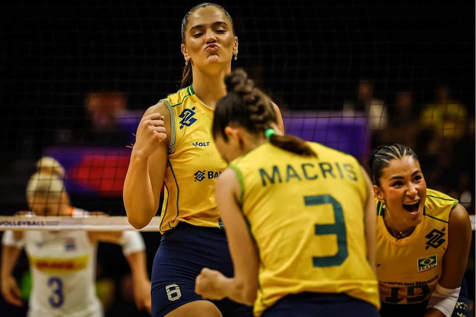 Julia Kudiess comemora ponto em Brasil x Holanda na estreia da VNL 2026 (Foto: Volleyball World)