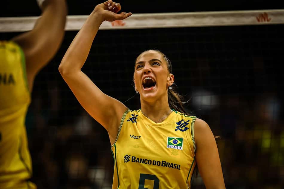 Julia Kudiess marcou 20 pontos na estreia do Brasil na VNL (Foto: Volleyball World)