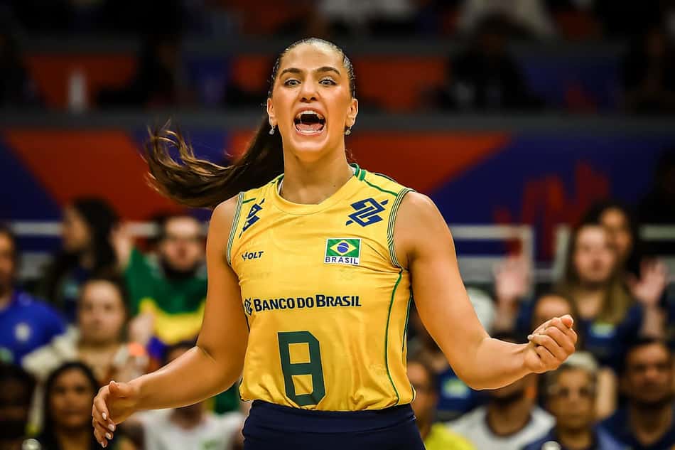 Julia Kudiess comemora ponto em Brasil x Holanda pela VNL 2026 (Foto: Volleyball World)