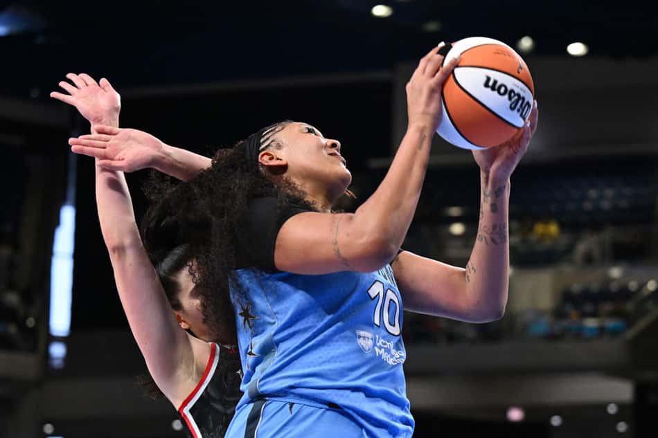 Kamilla Cardoso em ação no jogo entre Chicago Sky e Portland Fire na WNBA