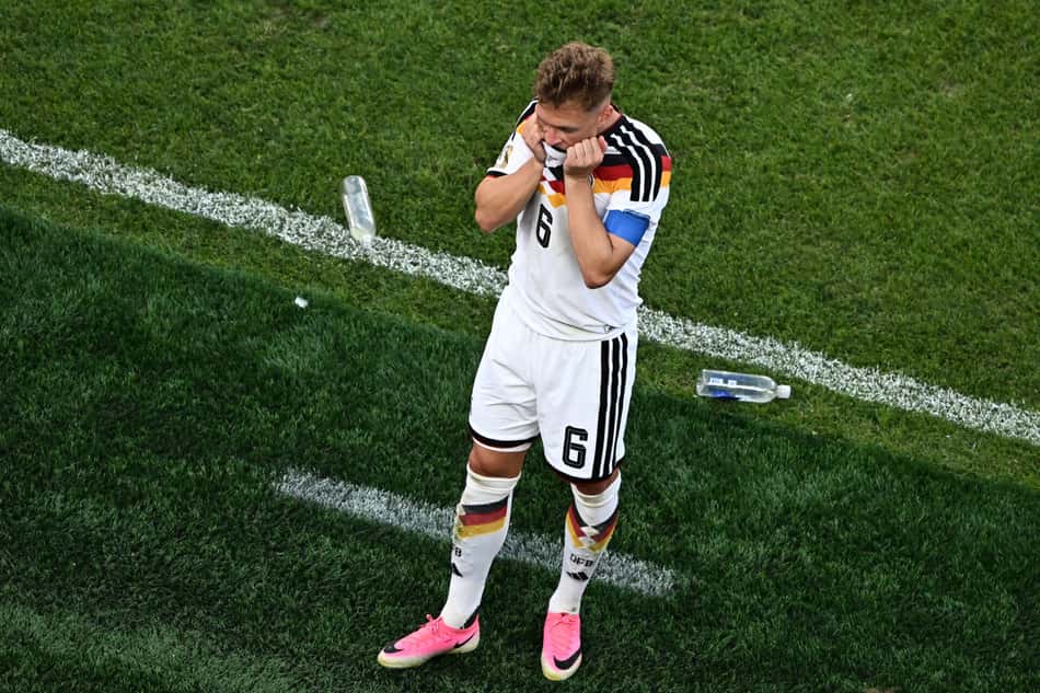 Kimmich esconde parte do rosto na camisa após a eliminação da Alemanha na Copa do Mundo