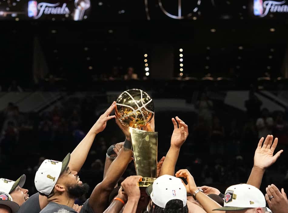 Jogadores do New York Knicks levantam o Troféu Larry O'Brien