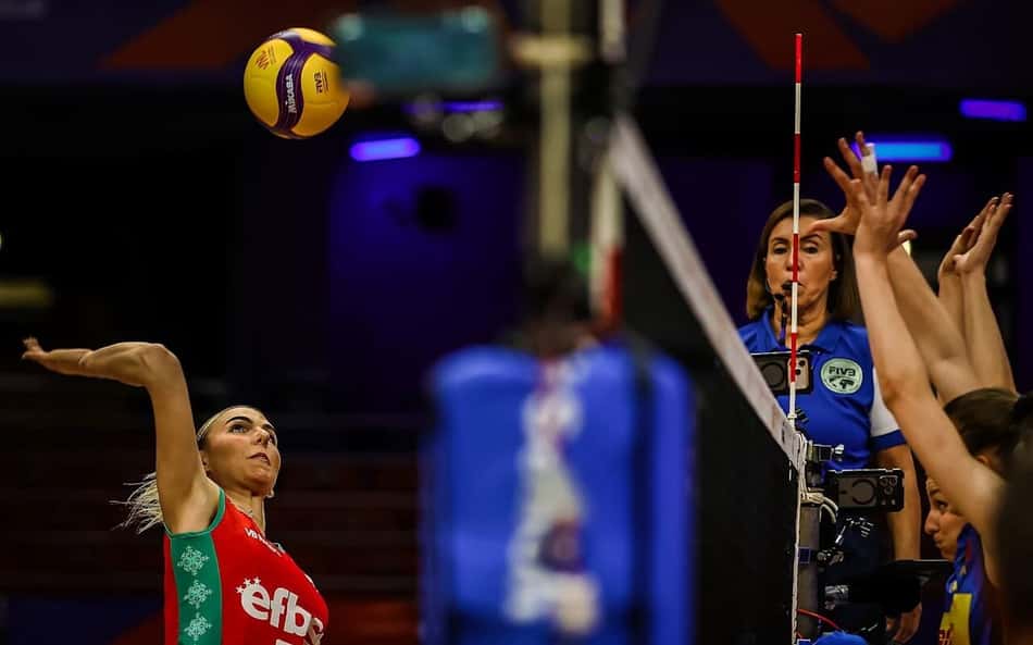 Koleva ataca na estreia da Bulgária na VNL 2026, contra a Holanda (Foto: Volleyball World_