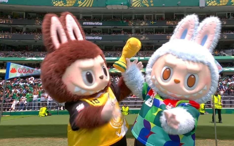 bonecos Labubu marrom e branco na cerimônia de abertura da Copa do Mundo de 2026
