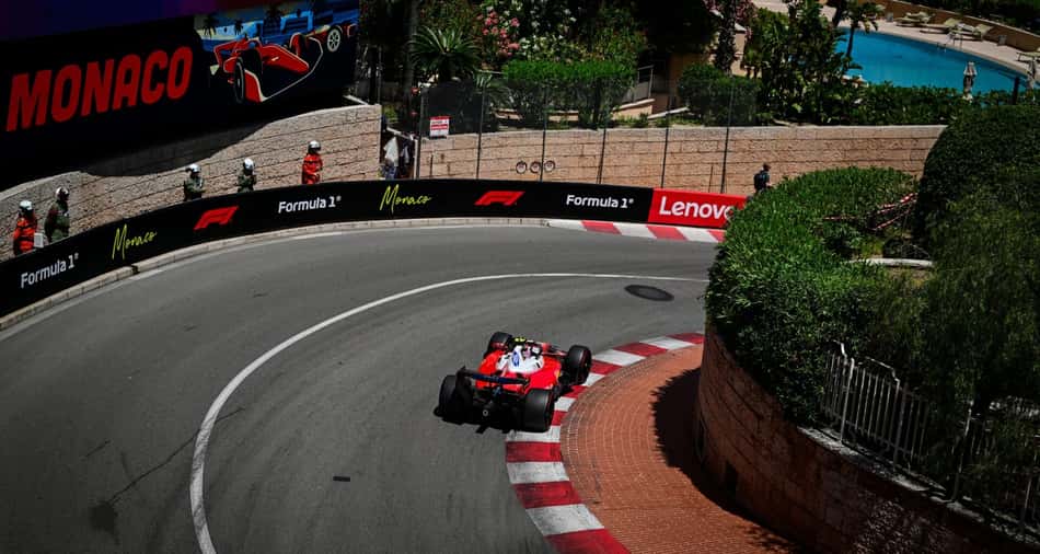 Lewis Hamilton em ação na classificação do GP de Mônaco na F1 2026 (Foto: Andrej ISAKOVIC / AFP)
