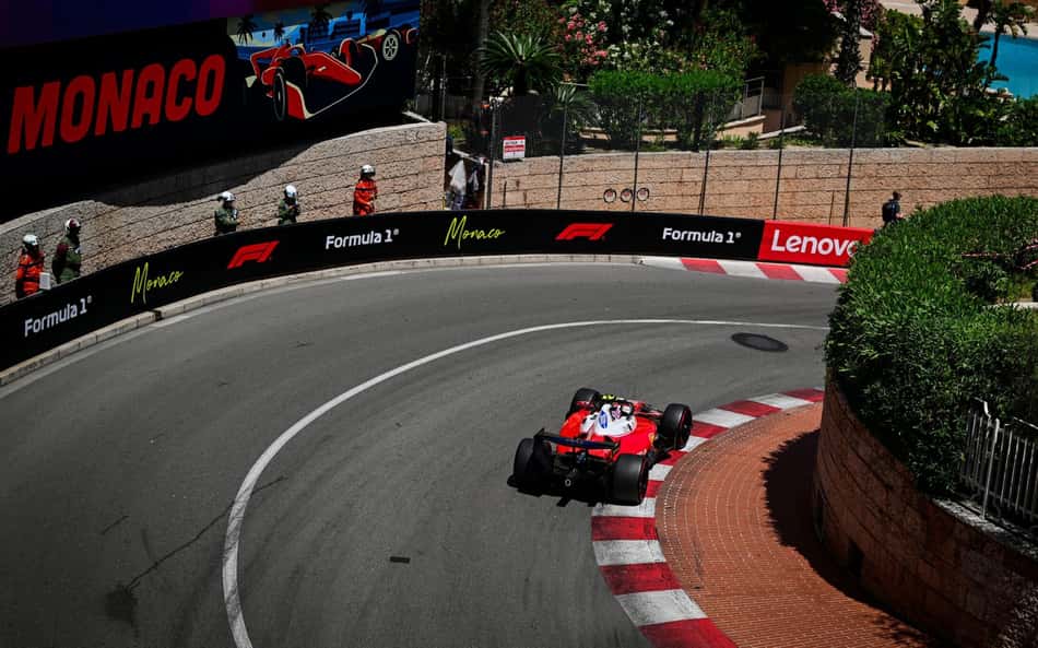Lewis Hamilton em ação na classificação do GP de Mônaco na F1 2026 (Foto: Andrej ISAKOVIC / AFP)