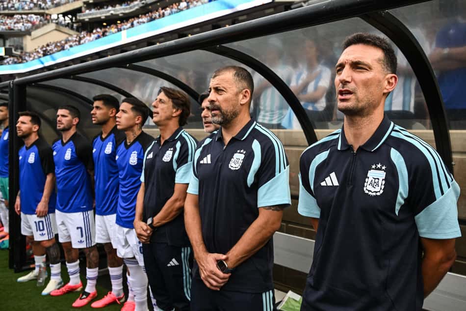 Lionel Scaloni e a comissão técnica da Argentina em amistoso preparatório pré-Copa do Mundo (Foto: RONALDO SCHEMIDT / AFP)