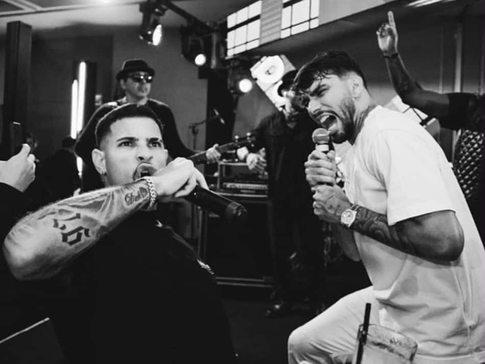 Bruno Guimarães e Lucas Paquetá cantando em festa